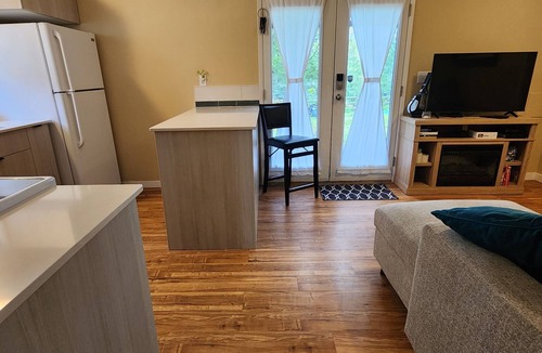 Shawnigan Lake House | Garden level basement suite close to Shawnigan Lake B.C.