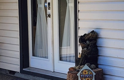 Shawnigan Lake House | Garden level basement suite close to Shawnigan Lake B.C.