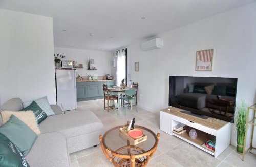 Bourges Apartment | Garden & Spa Camélia jacuzzi