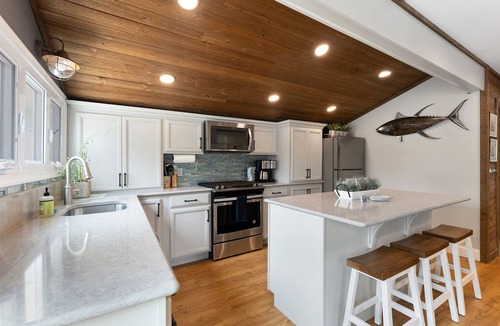 Del Haven House | Garden Spa Retreat Hot Tub Near Cape May Fenced Yard | Casa La Cape