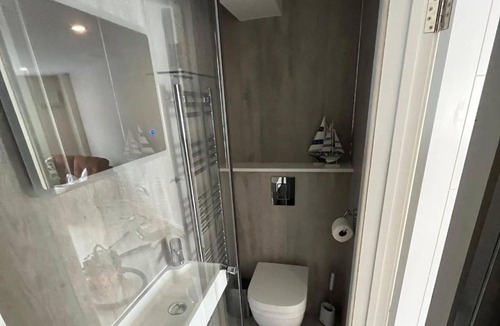 Netley Apartment | Garden Studio private garden and amazing hot-tub