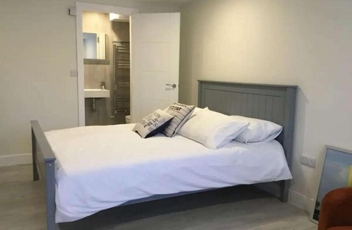 Netley Apartment | Garden Studio private garden and amazing hot-tub