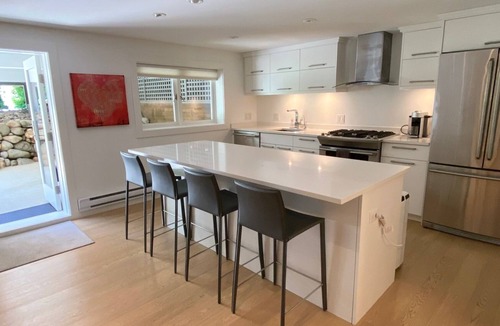 Hollyburn Apartment | Garden studio suite in private garden close to shops, restaurants