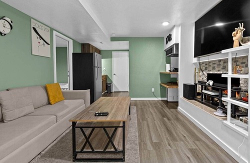 Silver Lake House | Garden Suite · 2BR Stay w/Hot Tub, Sauna & BBQ