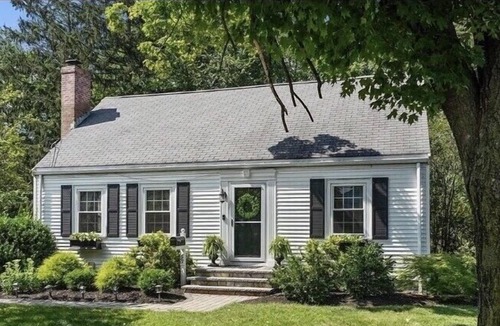 Framingham House | Garden View Private Bedroom w/ 4K 55”TV, Fireplace & Desk