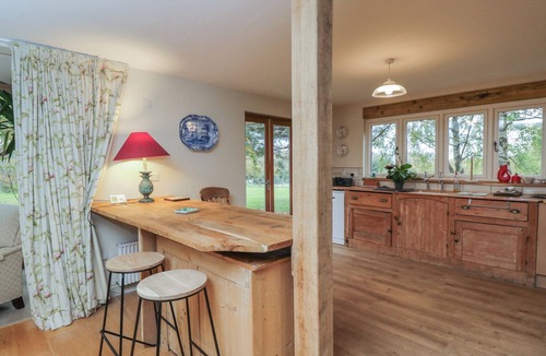 Churt Cottage | GARDENERS HILL ANNEX, pet friendly, with a garden in Churt