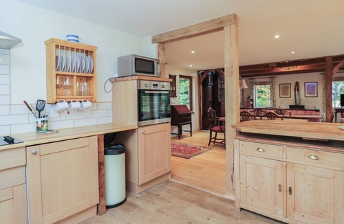 Churt Cottage | GARDENERS HILL ANNEX, pet friendly, with a garden in Churt