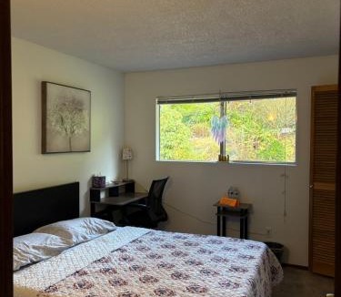Education Hill House | GardenView queen-size bedroom