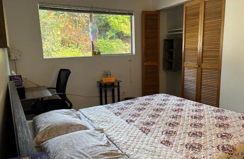 Education Hill House | GardenView queen-size bedroom