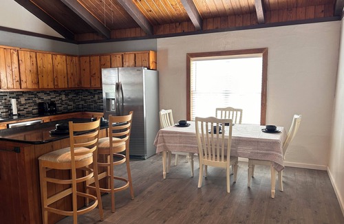 Byrdstown Cabin | Garfield Place.A welcoming 3-bedroom cabin with AC in charming Alpine