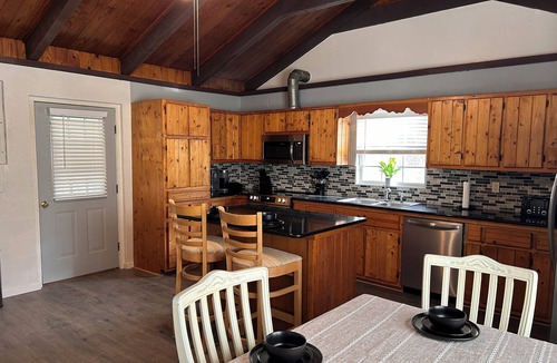 Byrdstown Cabin | Garfield Place.A welcoming 3-bedroom cabin with AC in charming Alpine
