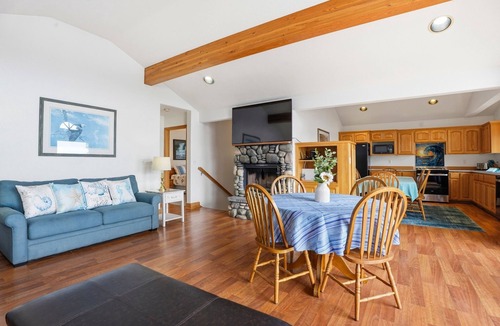 Garibaldi House | Garibaldi's Best! Sleeps 10 on the shore of Tillamook Bay!