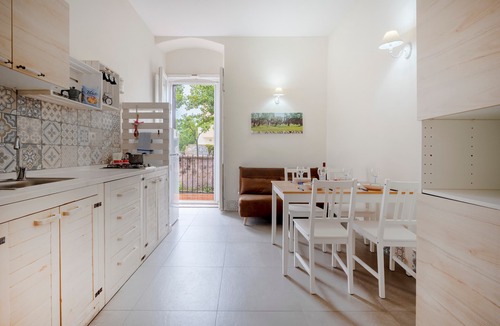 Municipio 5 Apartment | Garibaldi54 - Olive Room Apartment with Balcony, Wi-Fi & Air Conditioning