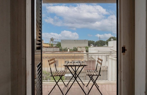 Municipio 5 Apartment | Garibaldi54 - Olive Room Apartment with Balcony, Wi-Fi & Air Conditioning