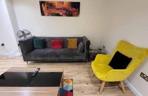 Edgware Apartment | Garland Modern Spacious Apartment With Garden