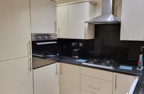 Edgware Apartment | Garland Modern Spacious Apartment With Garden