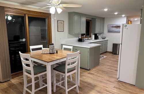 Green Bay House | Gary's Game-Day Getaway only 1.4 miles from Lambeau!
