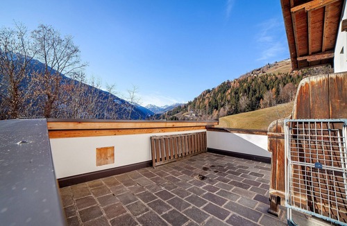 Santa Valburga Apartment | Gasthof Kirchsteiger 'Zimmer 2' with Lake View, Shared Terrace and Wi-Fi
