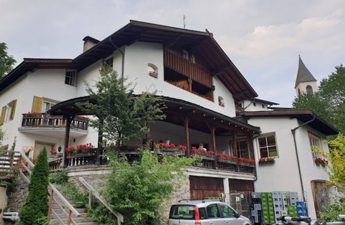 Santa Valburga Apartment | Gasthof Kirchsteiger 'Zimmer 2' with Lake View, Shared Terrace and Wi-Fi