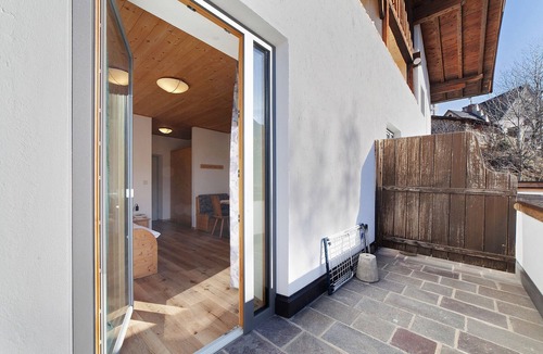 Santa Valburga Apartment | Gasthof Kirchsteiger 'Kirchsteiger Zimmer 4' with Lake View, Shared Terrace and Wi-Fi