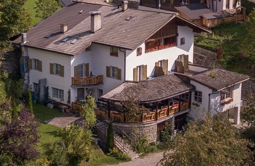 Santa Valburga Apartment | Gasthof Kirchsteiger 'Kirchsteiger Zimmer 4' with Lake View, Shared Terrace and Wi-Fi