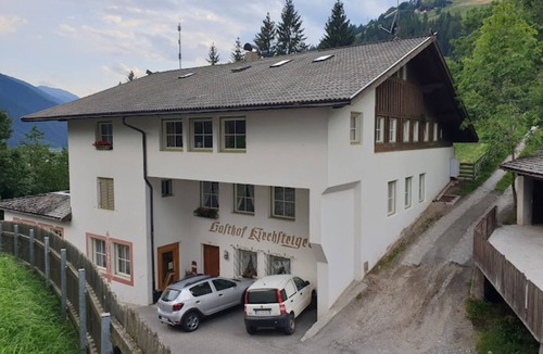 Santa Valburga Apartment | Gasthof Kirchsteiger 'Zimmer 9' with Lake View, Shared Terrace and Wi-Fi
