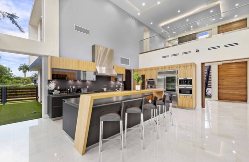 Southwest Ranches Villa | Gated 9BR Estate for 20 w/Private Pool, Jacuzzi, Theater & Guest House! Pet-Friendly!