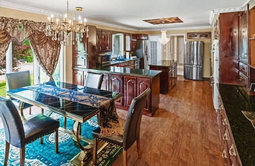 Andover House | Gated Mansion: Basketball Court, Movie Theater, Views, & free vineyard tours !