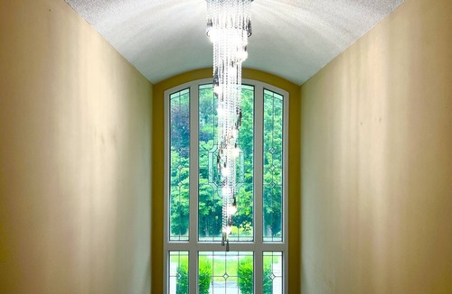 Andover House | Gated Mansion: Basketball Court, Movie Theater, Views, & free vineyard tours !