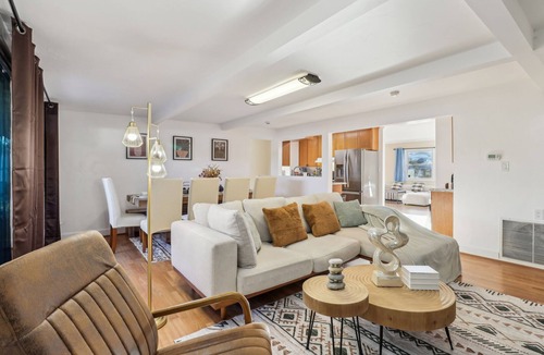 La Presa House | Gated Yard, King Bed, 2 Living Rooms, Ranch Style