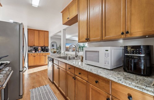 La Presa House | Gated Yard, King Bed, 2 Living Rooms, Ranch Style