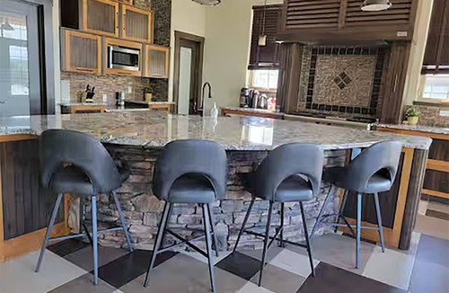 Hinton Villa | Gateway for Jasper Vacations in a Luxury Royal Mansion at Hinton