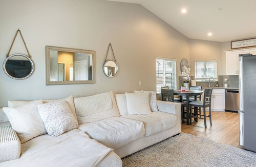 Greenacres House | Gateway to 99 Corridor! Bright Bakersfield Base