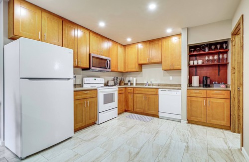 Martha Lake Apartment | Gateway to Seattle Area! Apt Great for Commuters