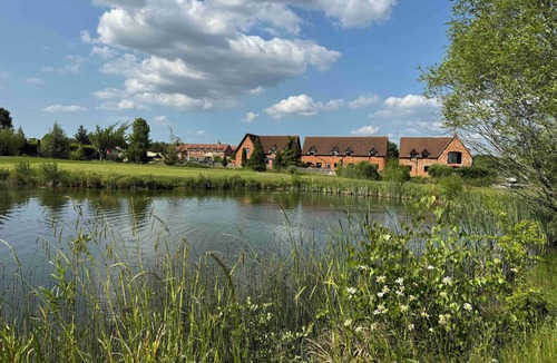 Bedford Cottage | Gather, Celebrate, and Soak in the Views at Ollie’s Lodge sleeping 8.