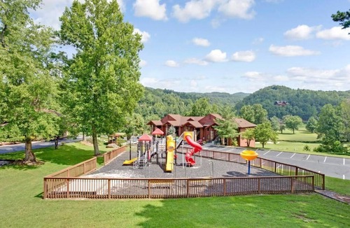 Pittman Center Villa | Gatlinburg | Flexible Cabin Retreat | Pool + Golf | 2BR Lock-Off