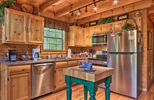 Gatlinburg Cabin | Gatlinburg Mountainside Escape w/Deck & Hot Tub!