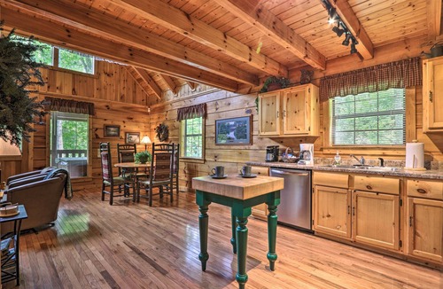 Gatlinburg Cabin | Gatlinburg Mountainside Escape w/Deck & Hot Tub!
