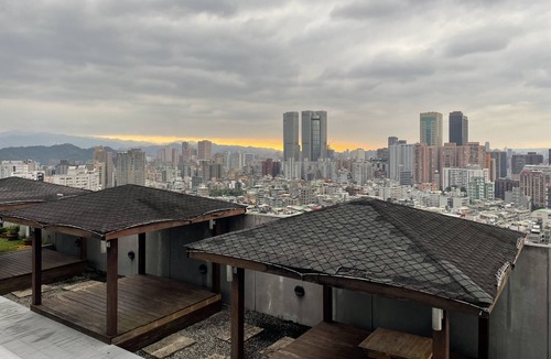 Xinyi Apartment | Gatsby apt｜Taipei 101｜Hanging garden ｜night market｜MRT｜Gym with Pool