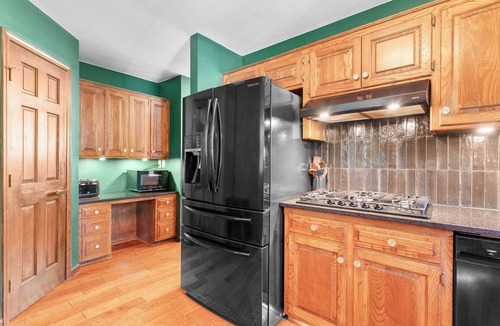 Ozark House | Gatsby-Inspired Victorian Farmhouse 7 Acres w Hot Tub & Game Room, Close to Town
