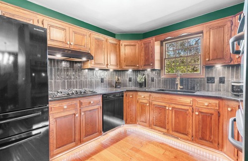 Ozark House | Gatsby-Inspired Victorian Farmhouse 7 Acres w Hot Tub & Game Room, Close to Town