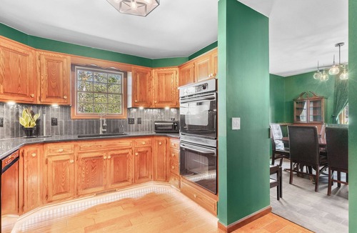 Ozark House | Gatsby-Inspired Victorian Farmhouse 7 Acres w Hot Tub & Game Room, Close to Town