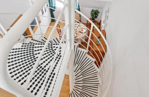 Neunkirchen Apartment | Gelbe Koffer - Vintage Maisonette Neunkirchen - 2 SZ - Self-Check-in - Balkon - Parkplatz - 1 km zum Zentrum - bis 4 Pers