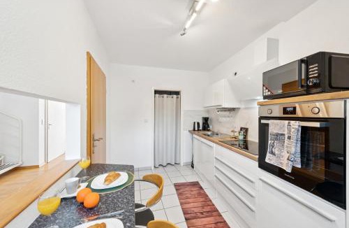 Neunkirchen Apartment | Gelbe Koffer - Vintage Maisonette Neunkirchen - 2 SZ - Self-Check-in - Balkon - Parkplatz - 1 km zum Zentrum - bis 4 Pers