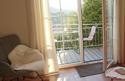 Windischeschenbach Apartment | Gemütlich eingerichtetes Feriendomizil mit Balkon in Neuhaus, der Hochburg des Zoiglbieres