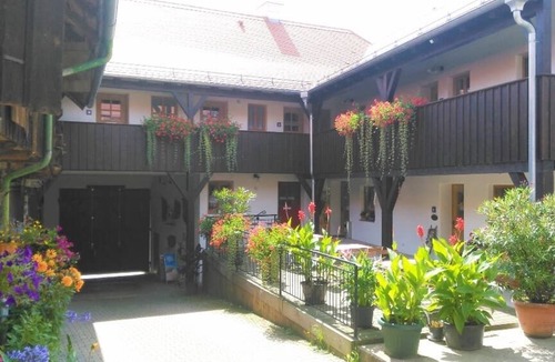 Neualbenreuth Apartment | Gemütlich eingerichtete FeWo mit Blick über den Marktplatz