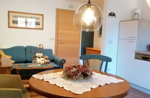 Silandro Apartment | Gemütliche Ferienwohnung mit Grossem Sonnenbalkon und Geheiztem Schwimmbad,