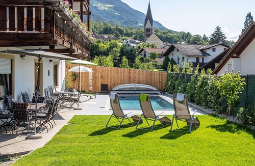 Silandro Apartment | Gemütliche Ferienwohnung mit Grossem Sonnenbalkon und Geheiztem Schwimmbad,