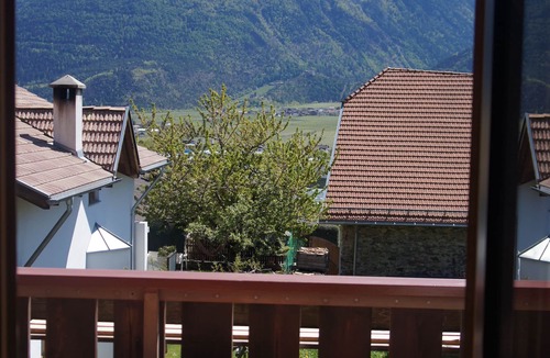 Silandro Apartment | Gemütliche Ferienwohnung mit Grossem Sonnenbalkon und Geheiztem Schwimmbad,