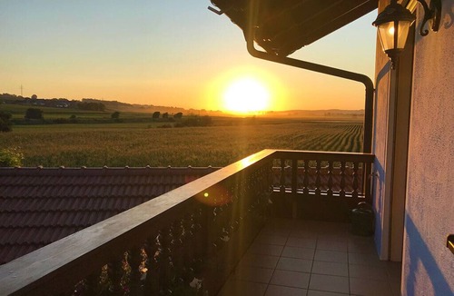 Hartkirchen Apartment | Gemütliche Ferienwohnung mit Balkon und geräumigen Bad mit Dusche und Fenster